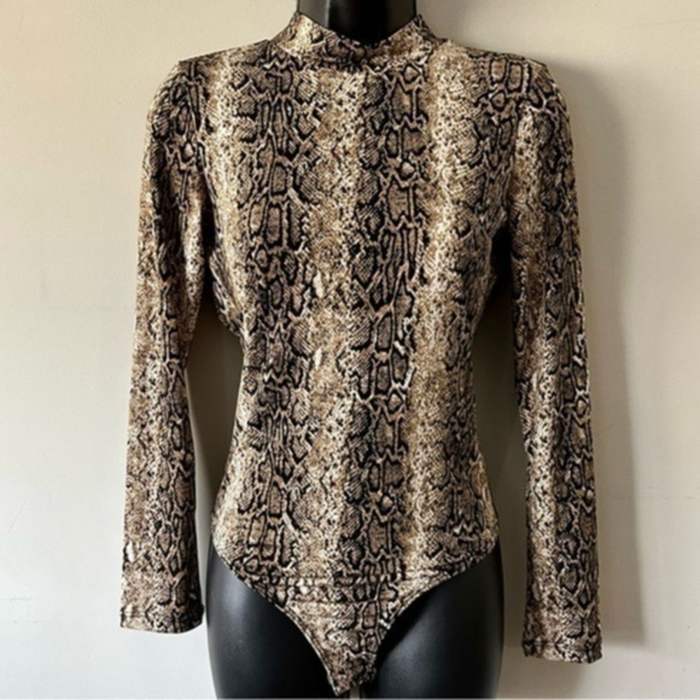 🔴Blue blush snakeskin Neck Bodysuit size small